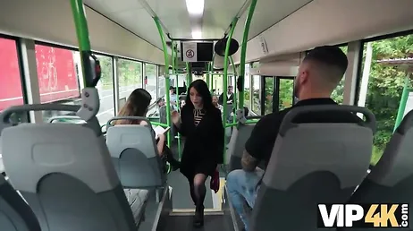 Uno sconosciuto la avvicina sull'autobus e finiscono per fare sesso proprio lì...!!