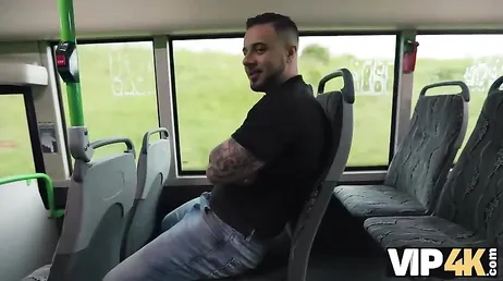 Uno sconosciuto la avvicina sull'autobus e finiscono per fare sesso proprio lì...!!