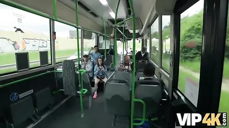 Uno sconosciuto la avvicina sull'autobus e finiscono per fare sesso proprio lì...!!