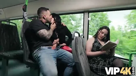 Uno sconosciuto la avvicina sull'autobus e finiscono per fare sesso proprio lì...!!