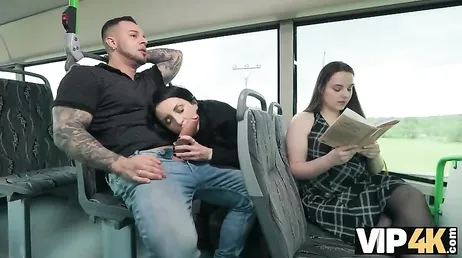 Uno sconosciuto la avvicina sull'autobus e finiscono per fare sesso proprio lì...!!