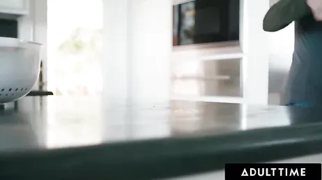 No puede dejar de mirar las tetas que tiene la novia de su hijo: tremendas ... !!