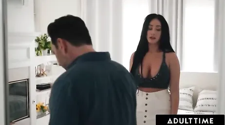 No puede dejar de mirar las tetas que tiene la novia de su hijo: tremendas ... !!