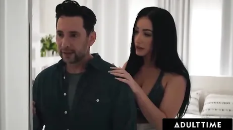 No puede dejar de mirar las tetas que tiene la novia de su hijo: tremendas ... !!
