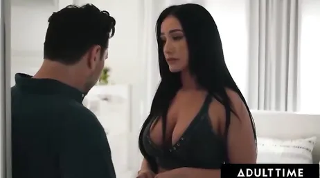No puede dejar de mirar las tetas que tiene la novia de su hijo: tremendas ... !!