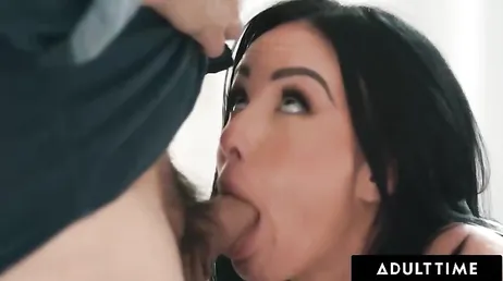 No puede dejar de mirar las tetas que tiene la novia de su hijo: tremendas ... !!
