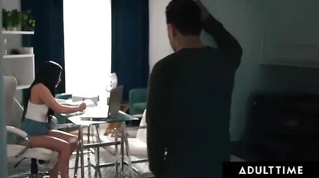 No puede dejar de mirar las tetas que tiene la novia de su hijo: tremendas ... !!