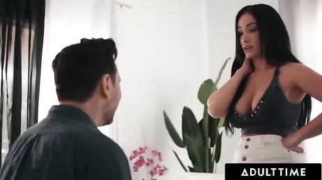 No puede dejar de mirar las tetas que tiene la novia de su hijo: tremendas ... !!