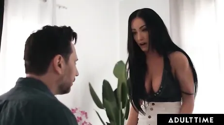 No puede dejar de mirar las tetas que tiene la novia de su hijo: tremendas ... !!
