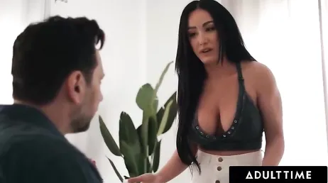 No puede dejar de mirar las tetas que tiene la novia de su hijo: tremendas ... !!