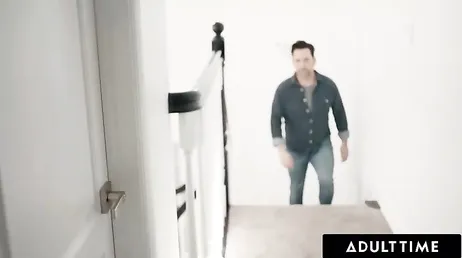 No puede dejar de mirar las tetas que tiene la novia de su hijo: tremendas ... !!