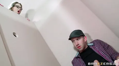 Scopata da uno sconosciuto nei bagni dell'ufficio: che scopata fantastica!!