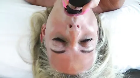 La guapa MILF alemana Dirty Tina abre las piernas y se masturba fuerte