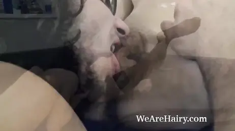 Novio hippie disfruta de una buena follada con su amiga de coño peludo