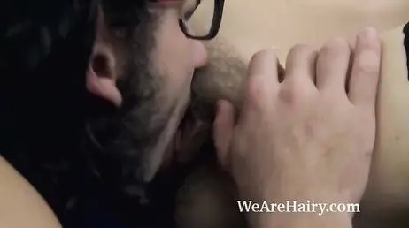 Novio hippie disfruta de una buena follada con su amiga de coño peludo