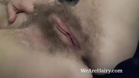 Novio hippie disfruta de una buena follada con su amiga de coño peludo