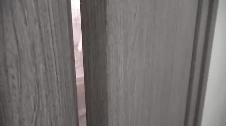 Su compañera de piso se ducha con la puerta abierta: menudas ganas de follarla