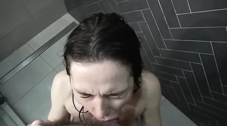 Su compañera de piso se ducha con la puerta abierta: menudas ganas de follarla