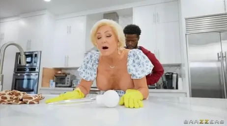 Chico negro va a pasar unos dias en casa de su novia ... y su madre es una zorra!