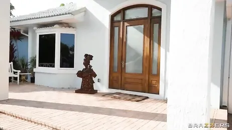 Chico negro va a pasar unos dias en casa de su novia ... y su madre es una zorra!