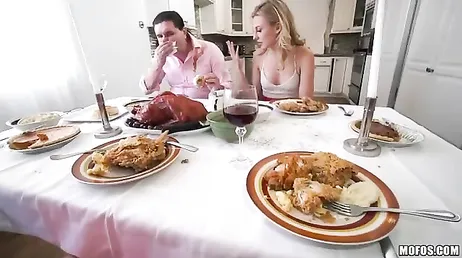 Mi novia y mi suegra me arrastran a la cocina y me follan sin parar