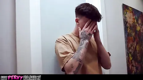 La sua matrigna si sta masturbando nella stanza con la porta spalancata.