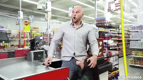 El super está a punto de cerrar y nuestro amigo decide follarse a la nueva cajera