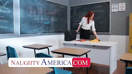 La guapa y caliente profesora pelirroja se quiere follar a este alumno