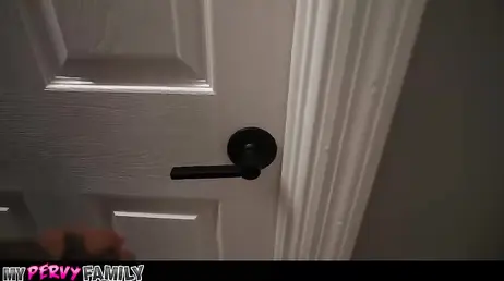 Acaba de pillar a su hermanastra masturbándose como una cerda en su cuarto
