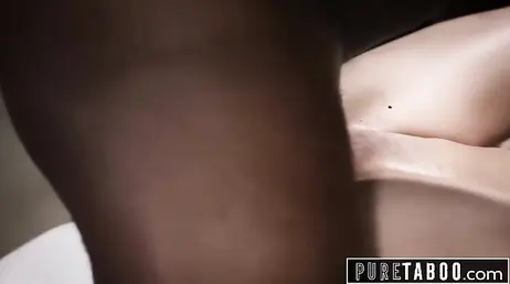 De seksuele spanning tussen deze aantrekkelijke blondine en haar zwarte stiefvader loopt volledig uit de hand.