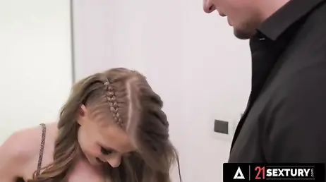 Aprovechan que los padres de la chica se han ido al cine para ponerse a follar