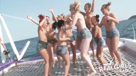 Festa em barco termina em foda em alto mar