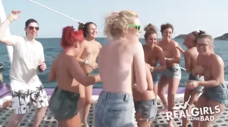 Festa em barco termina em foda em alto mar