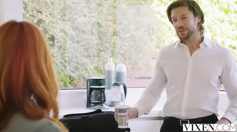 Den spanska Amarna Miller får en varm spruta inuti sin fitta