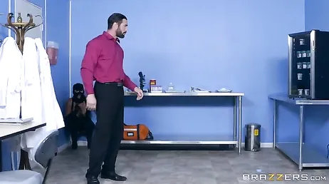 Convince suo marito a fare una cosa a tre con suo fratello