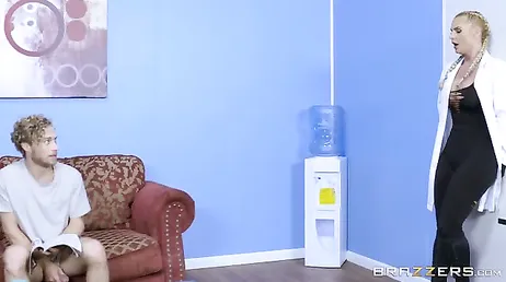 Convince suo marito a fare una cosa a tre con suo fratello