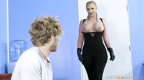 Convince suo marito a fare una cosa a tre con suo fratello