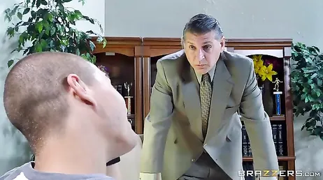 L'animatrice radio se retrouve avec une grosse bite et du sperme dans la bouche