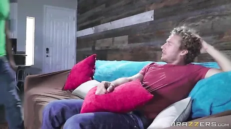 Ze geeft haar vriendje een sabelpoetsbeurt met die brede mond van haar