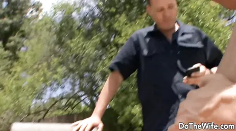 Cette pute a payé pour que sa femme baise un autre homme et regarde