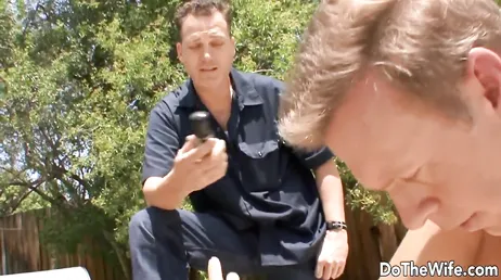 Cette pute a payé pour que sa femme baise un autre homme et regarde