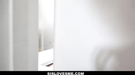 Hij vindt zijn stiefdochter onder de douche en door de hitte beginnen ze te neuken