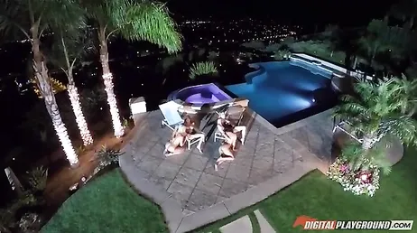 Orgia lesbica arrapata nella jacuzzi della villa