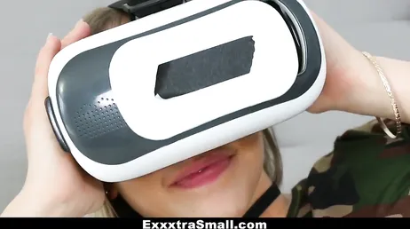 VR-glasögon räcker inte för henne, hon behöver en riktig kuk