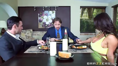 Het diner met haar baas eindigt in een neukpartij tot de bel