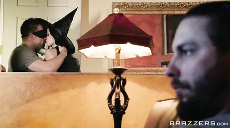 Ariana Marie is de hanenetende heks van de film