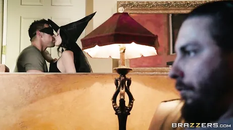 Ariana Marie is de hanenetende heks van de film