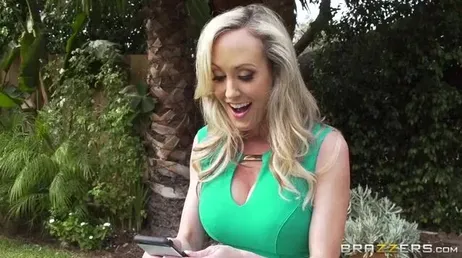 Brandi Love baise deux ouvriers qui travaillent chez elle