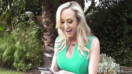 Brandi Love baise deux ouvriers qui travaillent chez elle