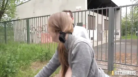 Gran scopata per la vicina tettona nel giardino dove ha la macchina